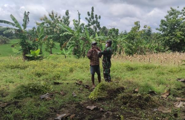 Dilokasi TMMD Bojonegoro, Serda Eko Terapkan Protokol Kesehatan